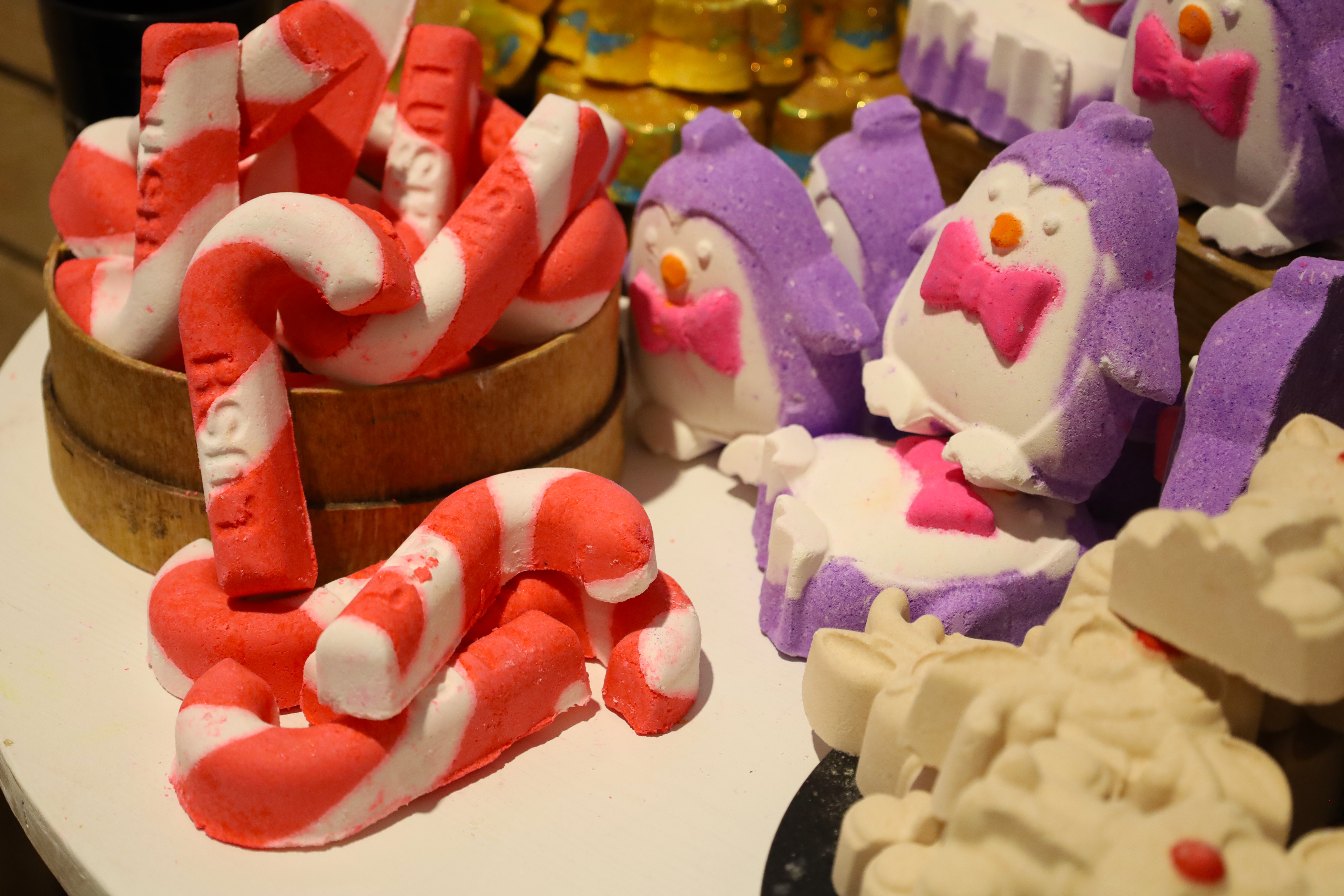 © Rainer Kronberger Bunte Badebomben von Lush an einem Stand