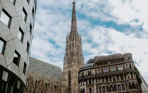 Blick auf den Turm des Stephansdoms in der Wiener Innenstadt