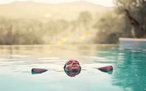 Person treibt entspannt in Spa-Pool
