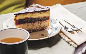 © -- Kuchen mit Vanille- und Zwetschkenfüllung