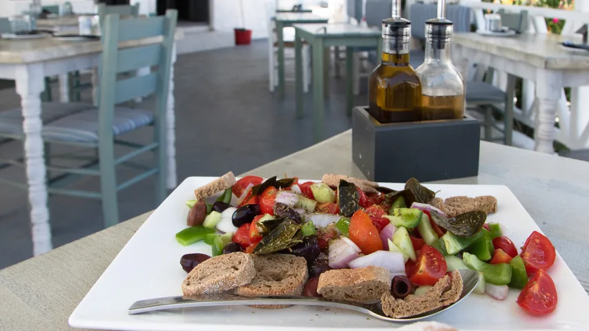 choriatiki_griechischer_salat_mit_paximadi-brot.jpg