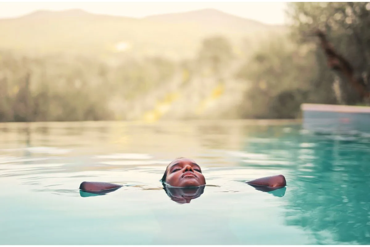 Person treibt entspannt in Spa-Pool
