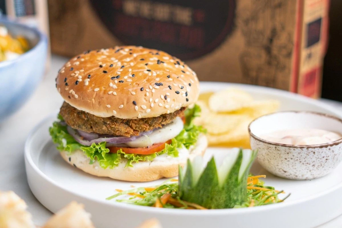 burger_c_pexels-manav-chahal-340351033-19709551.jpg