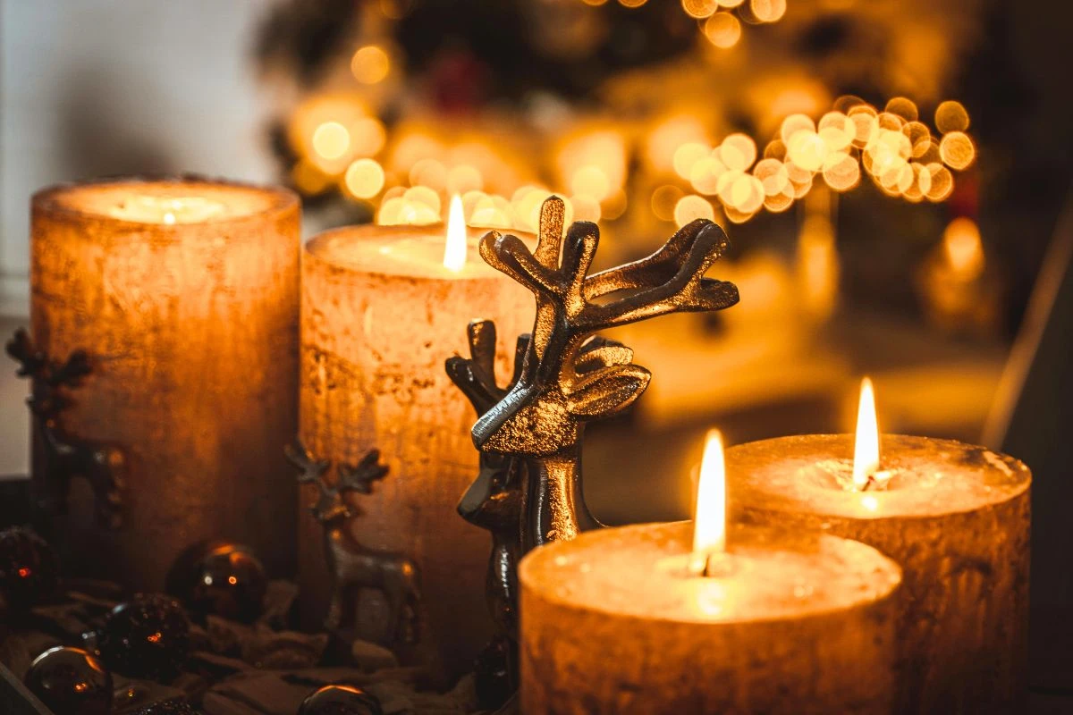 stimmungsvolle golgene Adventkerzen mit Rentierdeko