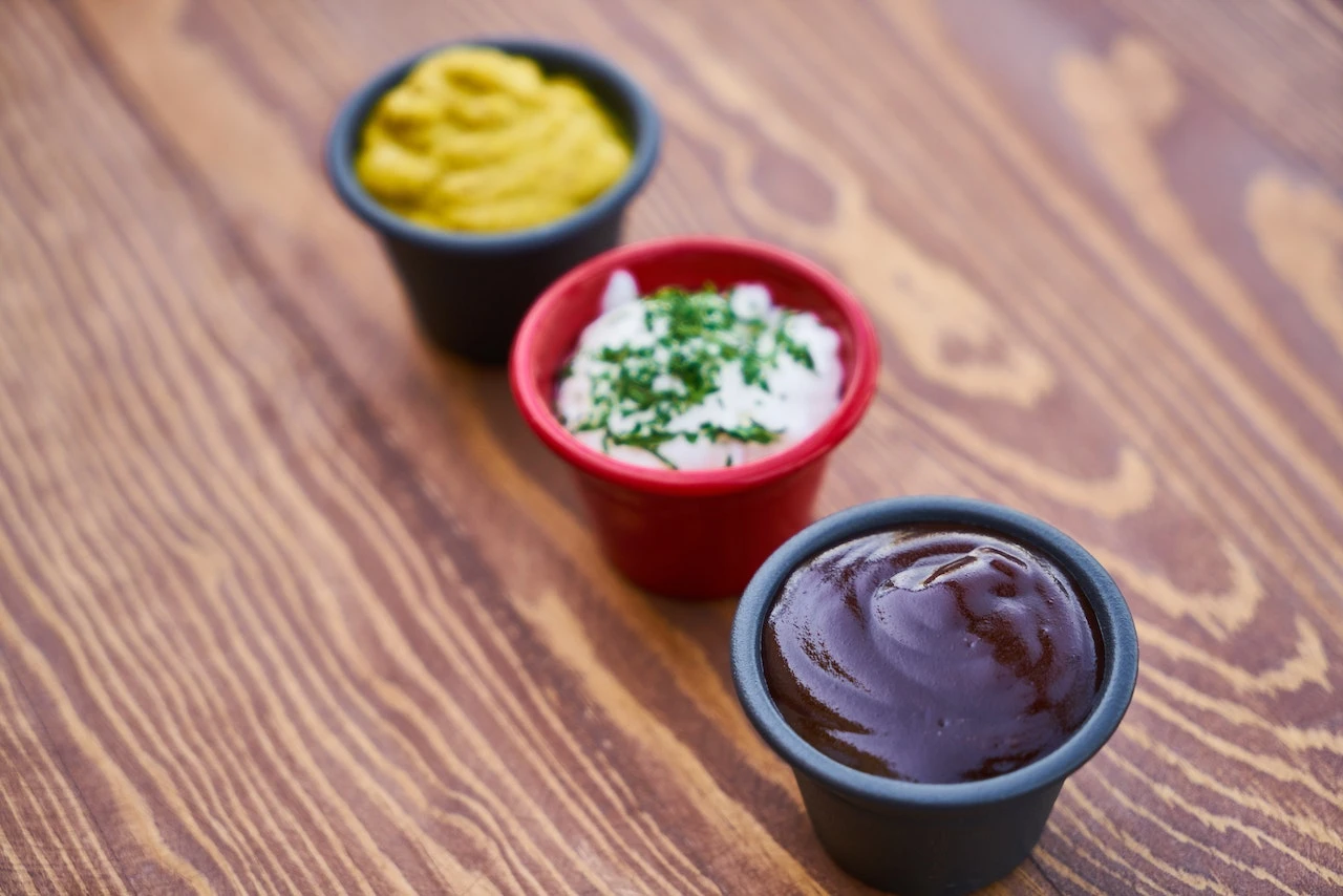 3 Schälchen mit Dips: Senf, heller Dip und Ketchup