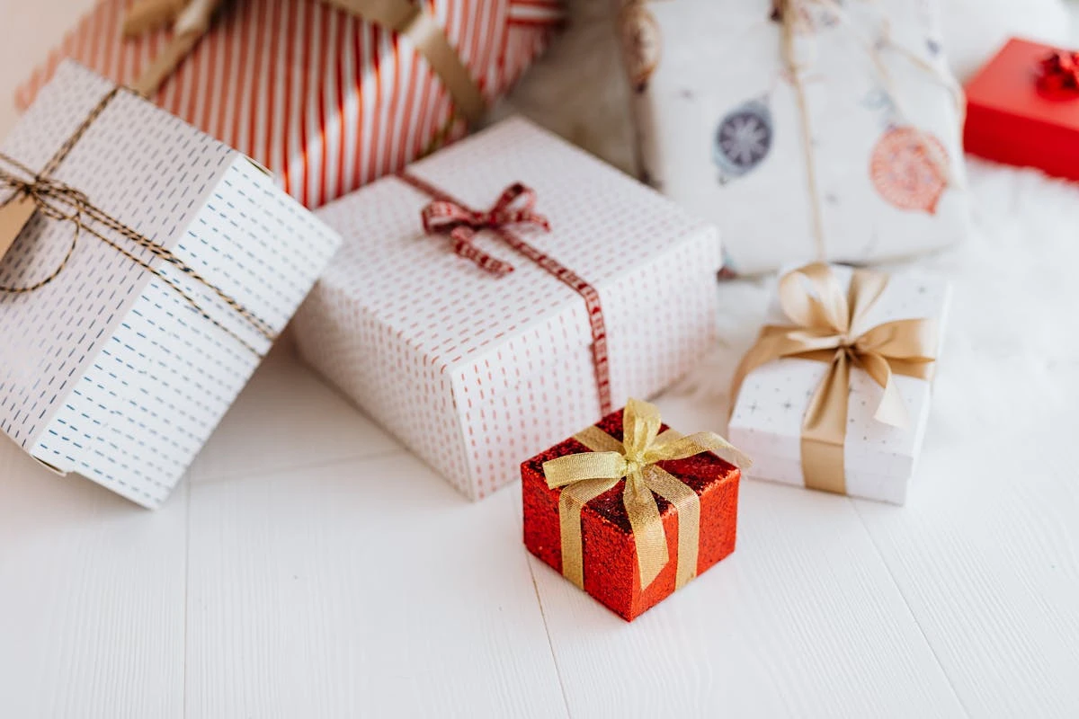 Geschenke in weißer, roter und goldener Verpackung