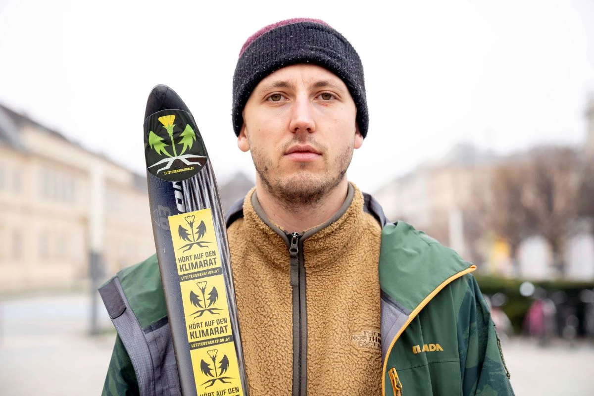 julianschuetter_portrait_creditletztegneration_cut.jpg