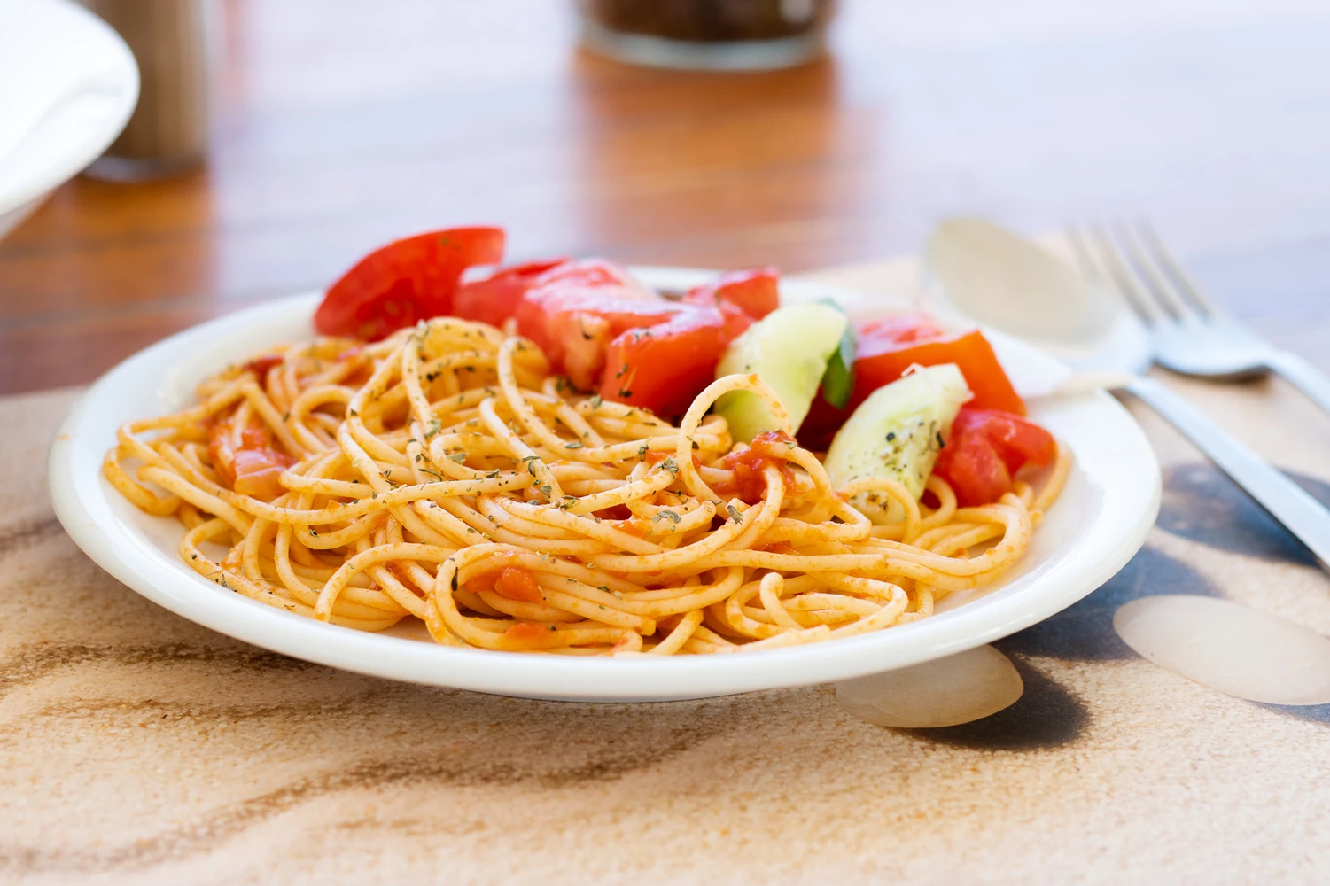 makaronia_mit_choriatiki_spaghetti_mit_bauernsalat.jpg