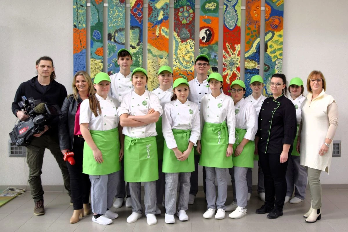 ORF-Team, Schüler:innen der Ecole Güssing, Fachvorständin Verena Deutsch und die Schuldirektorin Karin Schneemann beim Dreh der Sendung „Guten Morgen Österreich“