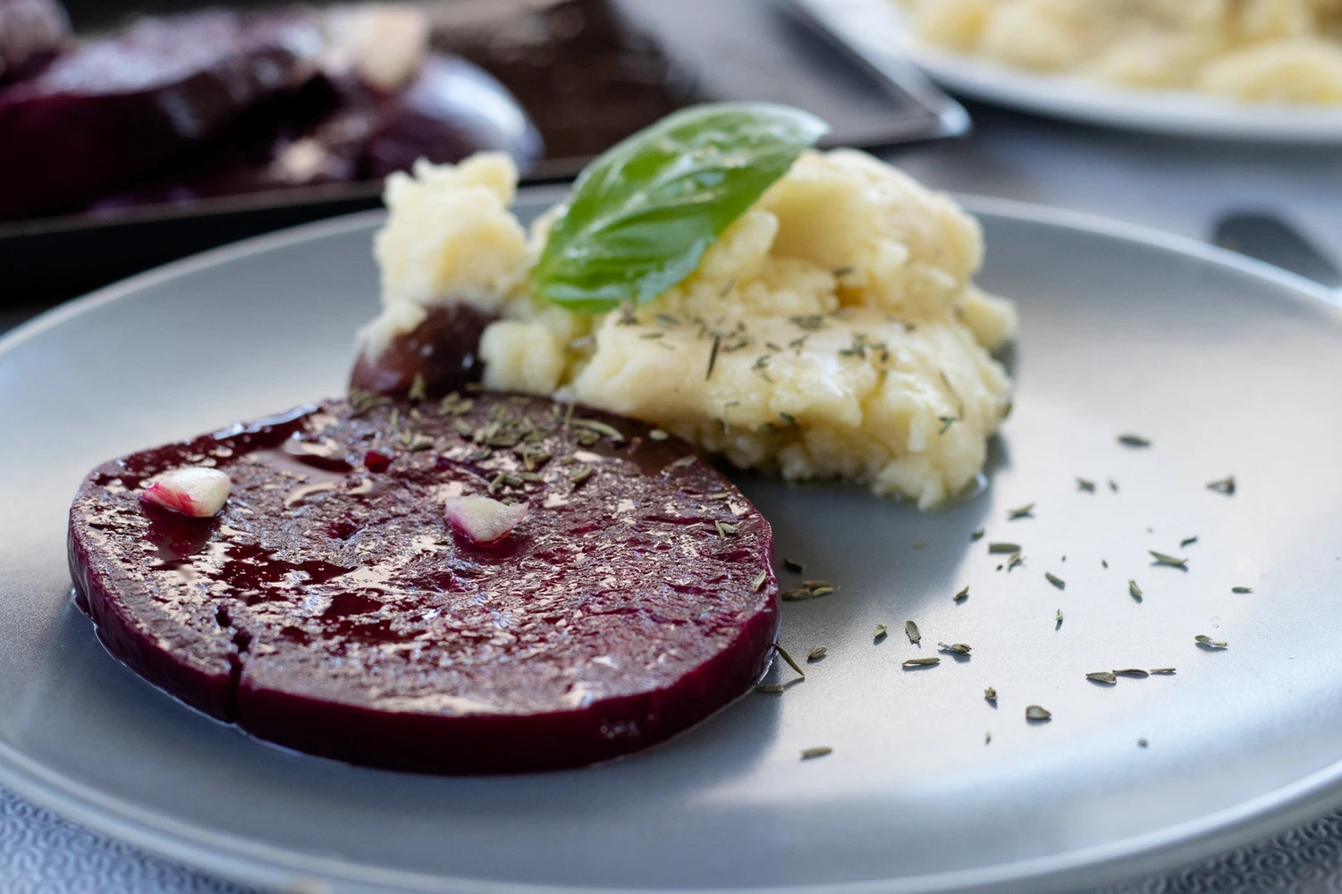 patzari_mit_skordalia_roten_rueben_und_knoblauchpueree.jpg