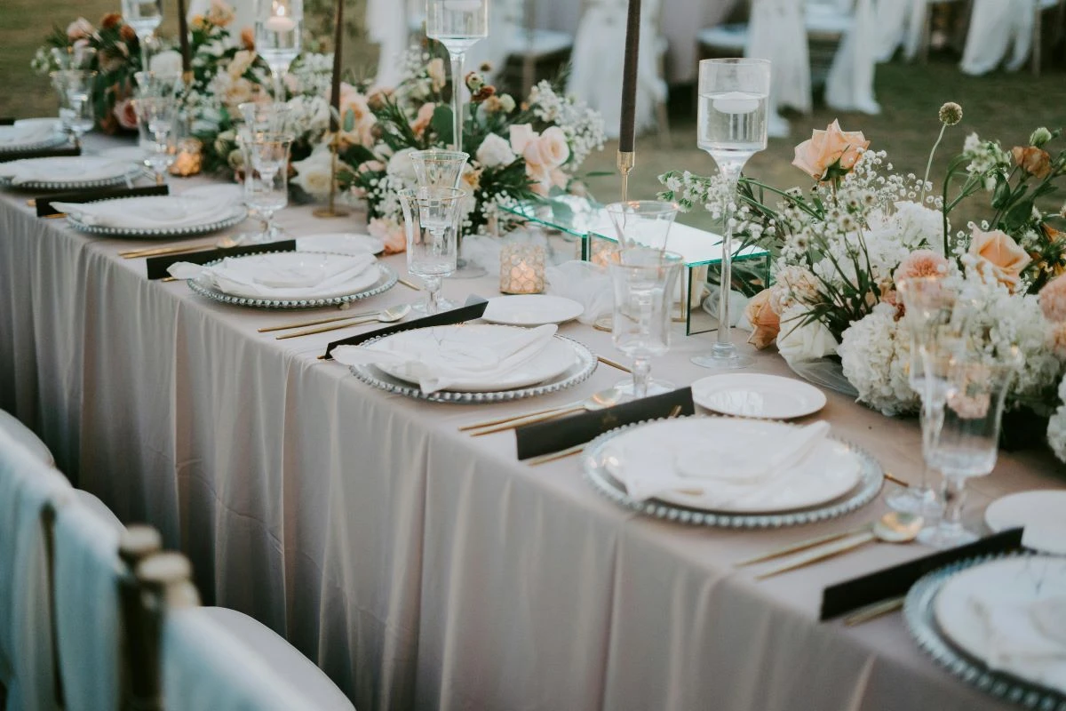 festlich gedeckte Tafel mit Blumenschmuck
