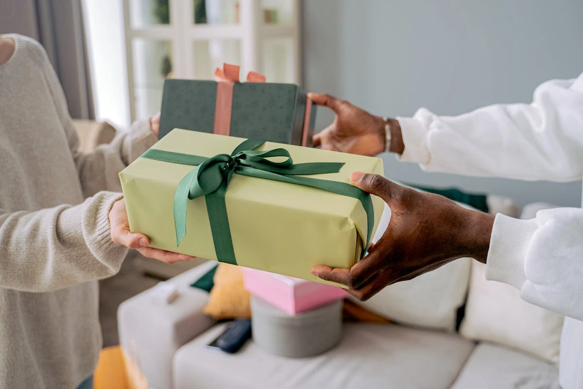 zwei Personen tauschen Geschenke aus